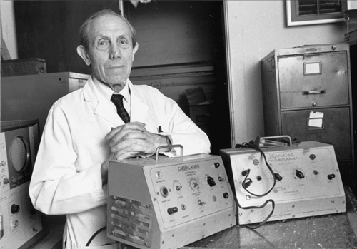 Ancien défibrillateur hospitalier sur chariot